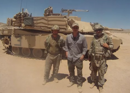 براد بيت يتدرب على قيادة الدبابات