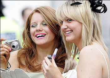 تعري زوجات الجنود البريطانيين للمساهمة في مشروع خيري