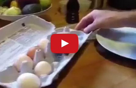 بالفيديو : بيضة داخل بيضة