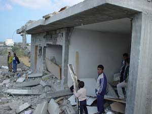 استشهاد فلسطيني بتفجير منزله قرب الخليل  