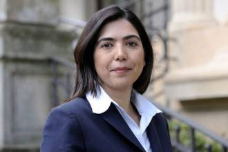 وزيرة ألمانية مسلمة تثير أزمة بدعوتها لحظر الصلبان داخل المدارس