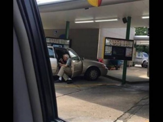 صورة تظهر بأنّ الحب الحقيقي لا يعترف بالعمر!