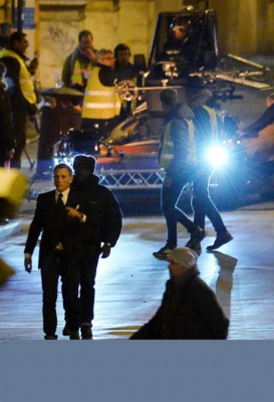 بالصور: "جيمس بوند" يصاب في حادث سيارة بموقع التصوير