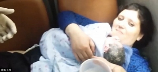 امرأة تُنجب طفلها داخل الباص بمساعدة السائق وشرطييْن!