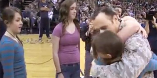 أب يبتكر طريقة خاصة لمفاجأة أبنائه بعد غياب 6 أشهر