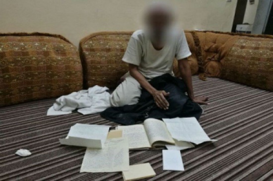 بالصور: الإطاحة بمشعوذ إفريقي بمكة وبحوزته عُقد سحرية وطلاسم ومصاحف ممتهنة بالصور: الإطاحة بمشعوذ إفريقي بمكة وبحوزته عُقد سحرية وطلاسم ومصاحف ممتهنة