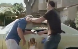 بالفيديو : لحظات مؤثرة لأب باع سيارته لينفق على أسرته وبعد 25 عاماً أعادها أبناؤه اليه