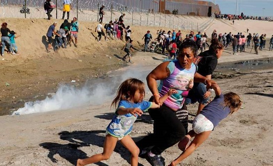 ترامب: الغاز المسيل للدموع ضد المهاجرين "آمن للغاية"