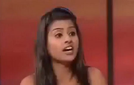 مذيعة تضرب ضيفها بالحذاء