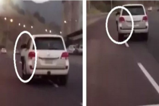 شاهد.. متهور يخاطر بحياة ابنته