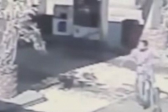 شاهد.. صبي يغافل مسناً ويسرق سيارته