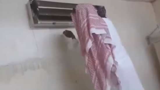 سمع صوتاً غريباً قادماً من داخل المكيف فقرر فتحه وكانت المفاجأة !! سمع صوتاً غريباً قادماً من داخل المكيف فقرر فتحه وكانت المفاجأة !!