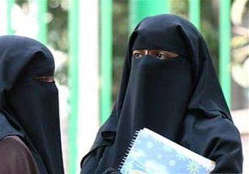 مديرة مدرسة سعودية تنزع حجاب الطالبات! مديرة مدرسة سعودية تنزع حجاب الطالبات!
