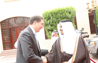 الرفاعي يلتقي ولي عهد البحرين ويزور غرفة صناعة وتجارة البحرين