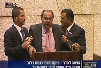 رئيس جلسة الكنيست أمر الحراس بإنزال النائب الطيبي من على منصة الكنيست بالقوة 