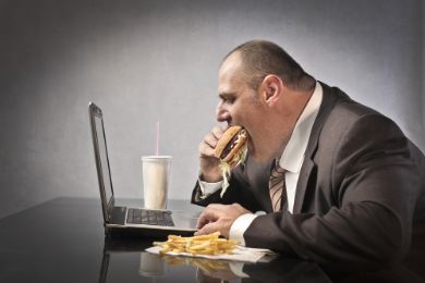 تخلصي من إصدار زوجك لصوت مزعج عند تناول الطعام تخلصي من إصدار زوجك لصوت مزعج عند تناول الطعام