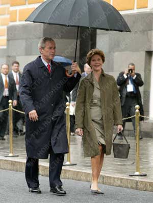 مذكرات لورا بوش: تكشف احتمالية تعرضها  والرئيس للتسميم بألمانيا