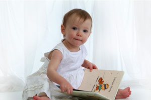 أقصر امرأة في بريطانيا تلد طفلاً أطول منها