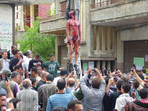 أهالي قرية لبنانية يضربون مصريا حتى الموت ويعلقونه على عامود كهرباء !