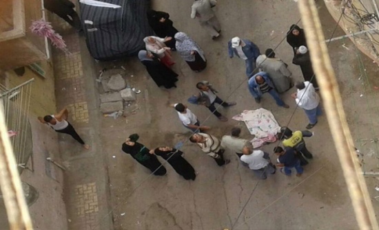 مصرية تركت طفلها نائماً وعادت لتجده جثة بالشارع مصرية تركت طفلها نائماً وعادت لتجده جثة بالشارع