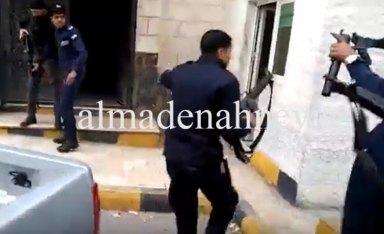 بالفيديو: لحظة هجوم المسلحين على المركز الأمني في الكرك