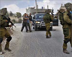 المركز الفلسطيني يسجل ارتفاعًا في توغلات واعتقالات قوات الاحتلال في الضفة   