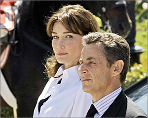 إعلان يسخر من قامة ساركوزي 