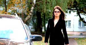 المرأة "مهوسة" بسيارتها أكثر من الرجل 