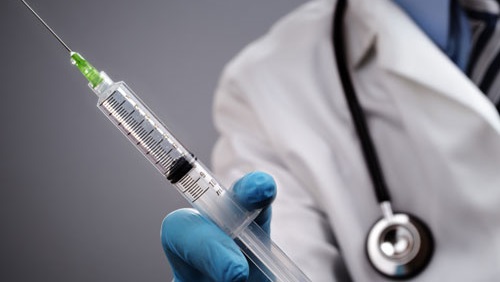إبرة تطعيم تدخل طالبة حالة حرجة ! إبرة تطعيم تدخل طالبة حالة حرجة !