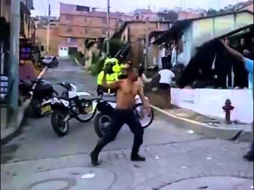 شاهد: كيف تعاملت الشرطة مع رجل مسلح بـ ساطور