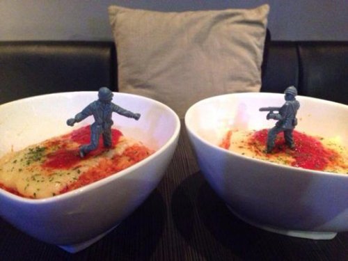 بالصور.. مطعم يقدم وجبات طعام من الأسلحة