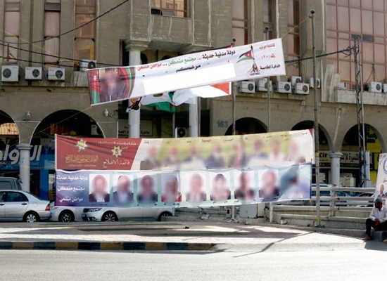 شكاوى من عشوائية وضع اليافطات الانتخابية شكاوى من عشوائية وضع اليافطات الانتخابية