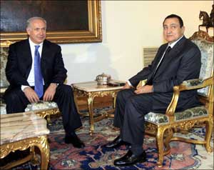 نتنياهو بمصر لإقناعها بعدم إثارة النووي    