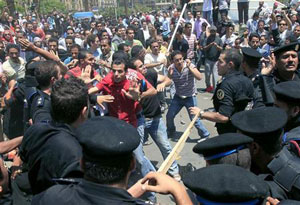 الشرطة المصرية تحبط مسيرة في القاهرة وتضرب نشطاء