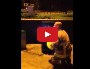 بالفيديو: إنقاذ طالب بريطاني علق داخل حاوية القمامة