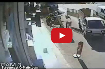 طفل ينجو من شاحنة ويصطاده بابها !