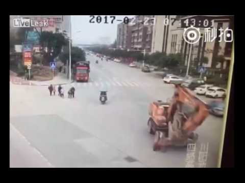 حادث وحشي - حفارة تسحق امرأة وفتاة !