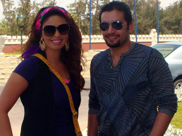 ماذا تفعل مي سليم مع هاني سلامة في الاسكندرية ! ( مصور) 