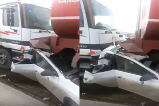بالفيديو: سحق سيارة بين شاحنتين ونجاة سائقها بأعجوبة