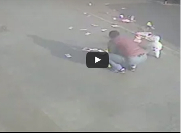 شاهد.. ماذا حدث مع رجل طارت أمواله في الهواء