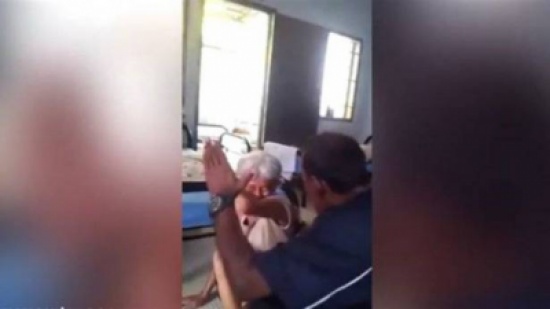 بالفيديو: مسنّة تتعرّض للضرب من قبل زوج ابنتها!