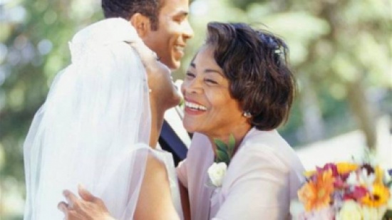 الحماة الأسوأ على الإطلاق... ماذا فعلت قبل زفاف ابنها؟