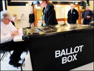 المحافظون يحرزون أكبر عدد من مقاعد البرلمان دون أغلبية مطلقة 