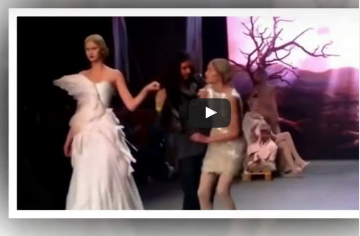 بالفيديو.. موقف محرج لعارضة أزياء أمام الجمهور