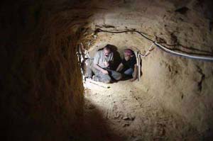 اصابة 8 فلسطينيين في انهيار نفق بين غزة ومصر