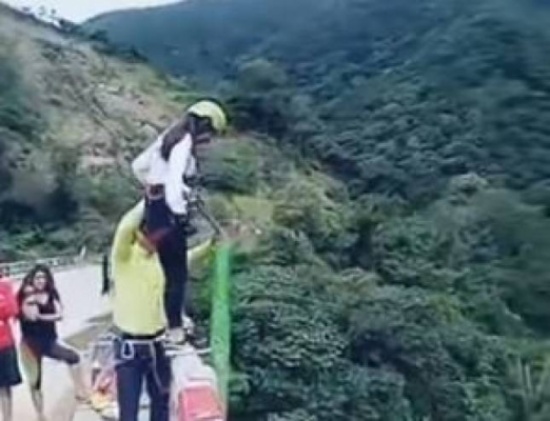 فيديو| نهاية مؤلمة لفتاة قفزت من أعلى جسر!