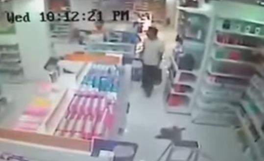بالفيديو.. كاميرا مراقبة تكشف سرقة صيدلية في الرياض بالفيديو.. كاميرا مراقبة تكشف سرقة صيدلية في الرياض