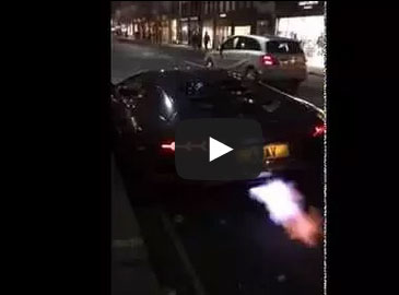 اشتعال "لامبورغيني" وهي متوقفة