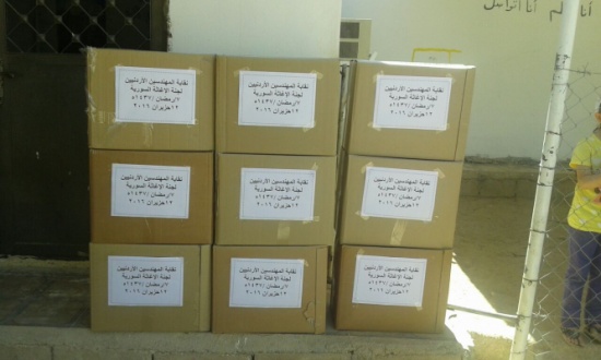 "المهندسين" توزع طرودا خيرية على عائلات سورية عفيفة في السلط