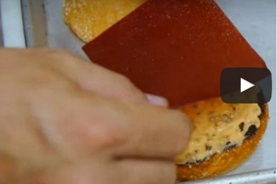 بالفيديو.. طاهى يخترع «كاتشب جديد» لحل مشكلة خروجه من السندوتش بالفيديو.. طاهى يخترع «كاتشب جديد» لحل مشكلة خروجه من السندوتش